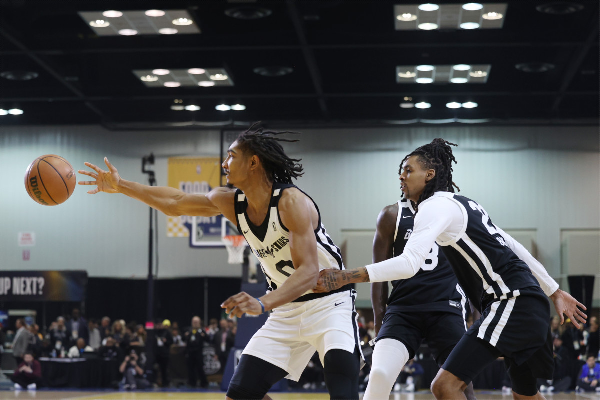 Feb 18, 2024; Indianapolis, Indiana, USA; Team Giraffe Stars forward Jermaine Samuels Jr. (0) of the Rio Grande Valley Vipers reacts for a loose ball defend by Team Ballislife forward Emoni Bates (21) of the Cleveland Charge during the 2024 NBA G League Up Next game at Indiana Convention Center.